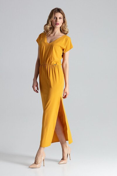 Musztardowa sukienka z rozcięciem u dołu i krótkim rękawem.