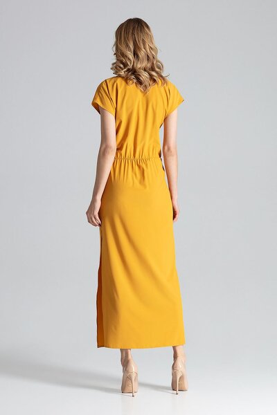 Musztardowa sukienka z rozcięciem u dołu i krótkim rękawem.