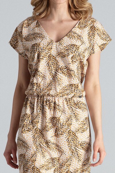 Wzorzysta sukienka z rozcięciem u dołu i krótkim rękawem.