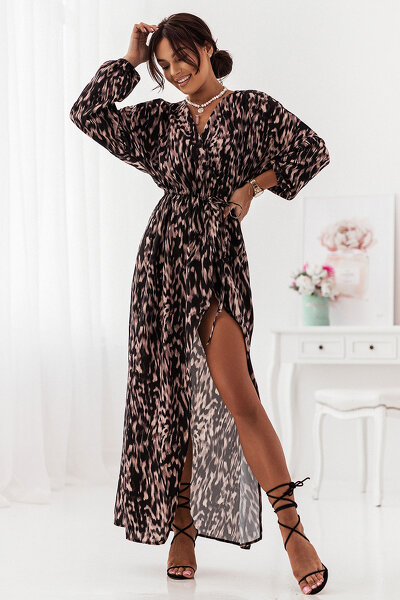 Długa luźna sukienka w panterkę wiązana w pasie