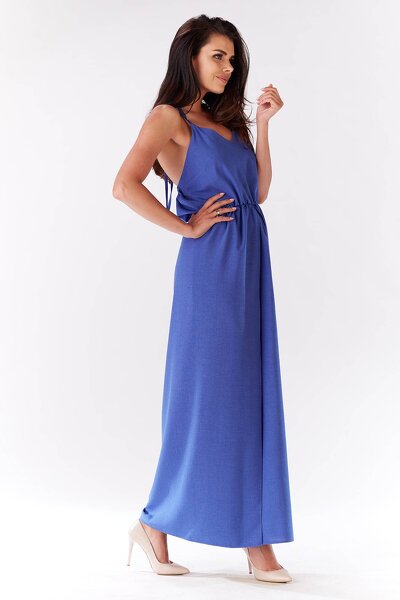Długa niebieska sukienka bez rękawów z ozdobnym rozcięciem