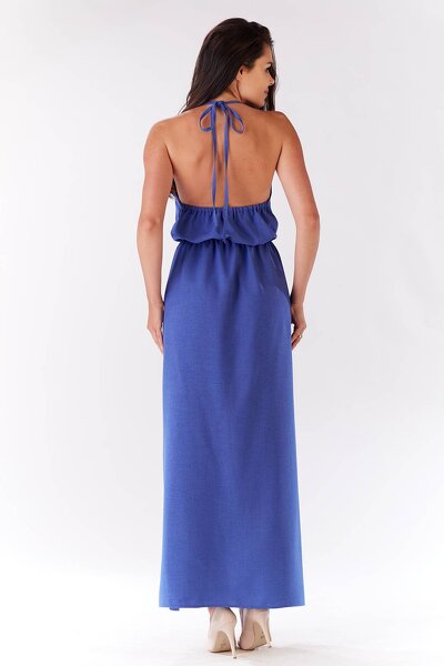 Długa niebieska sukienka bez rękawów z ozdobnym rozcięciem