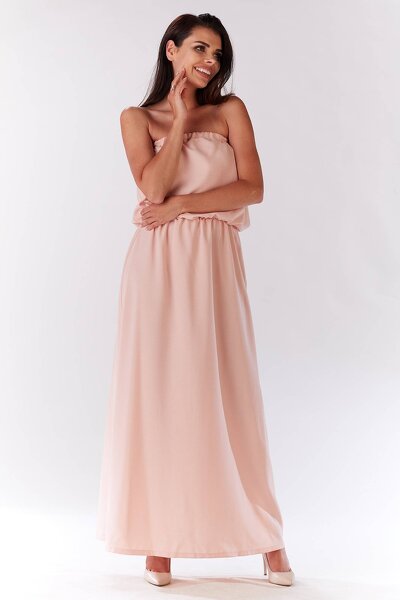 Długa sukienka w kolorze pudrowego różu z odkrytymi ramionami