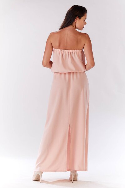 Długa sukienka w kolorze pudrowego różu z odkrytymi ramionami