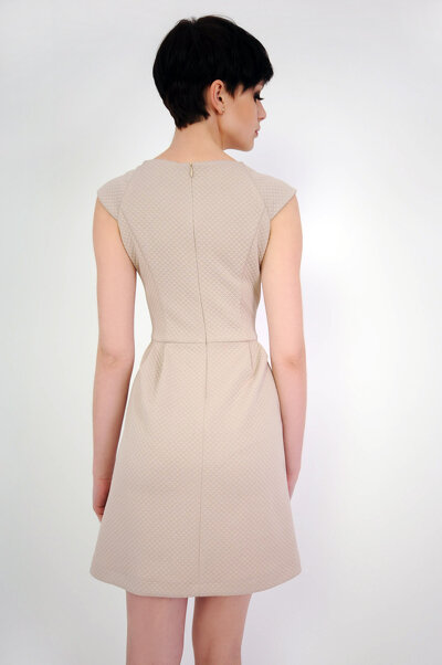 Beżowa sukienka mini z krótkim rękawem