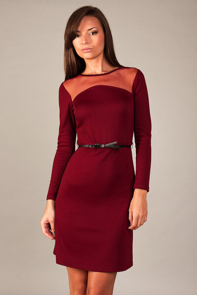Bordowa dopasowana sukienka z ozdobnym dekoltem