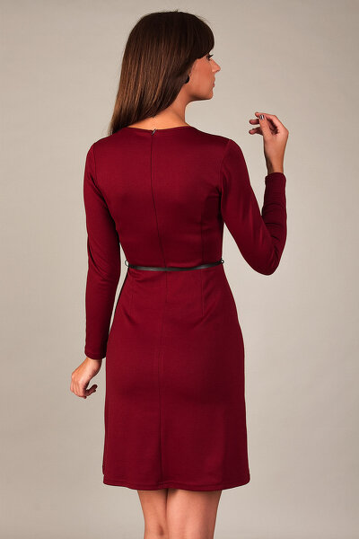 Bordowa dopasowana sukienka z ozdobnym dekoltem