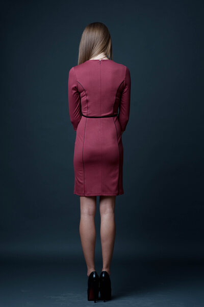 Bordowa ołówkowa sukienka z ozdobną lamówką