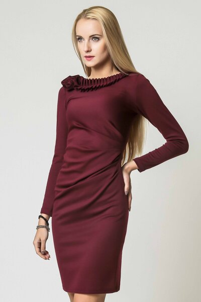 Bordowa sukienka z ozdobną kryzą przy dekolcie