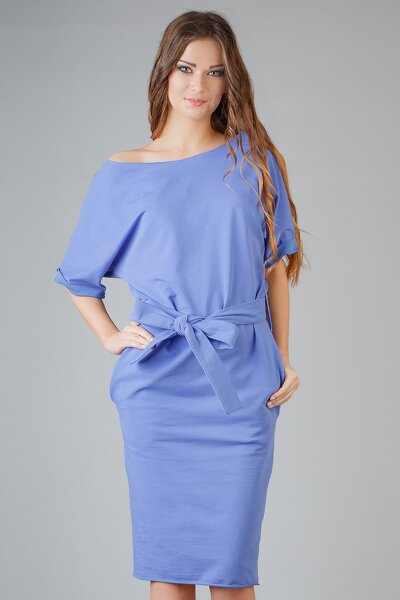 Sukienka z luźną górą i paskiem w kolorze borówkowym