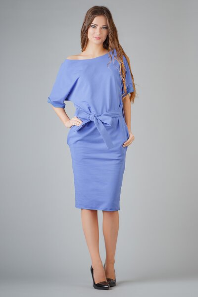 Sukienka z luźną górą i paskiem w kolorze borówkowym