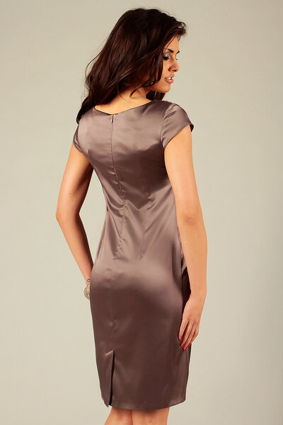 Brązowa ołówkowa sukienka z ozdobnym dekoltem