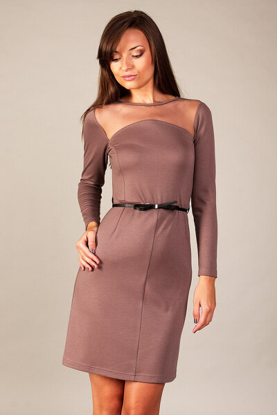 Beżowa dopasowana sukienka z ozdobnym dekoltem