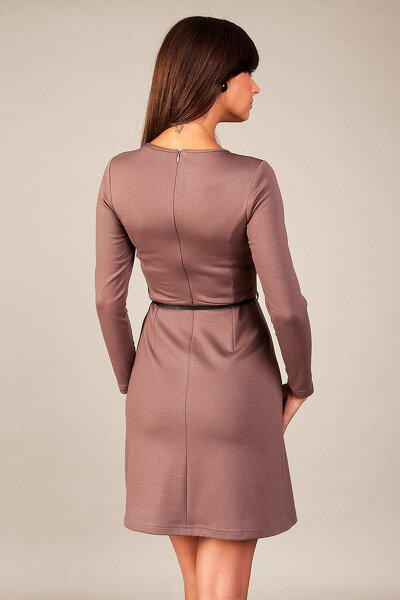 Beżowa dopasowana sukienka z ozdobnym dekoltem