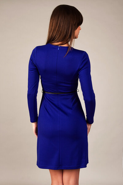 Ciemno niebieska dopasowana sukienka z ozdobnym dekoltem