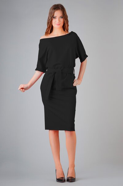 Sukienka z luźną górą i paskiem w czarnym kolorze