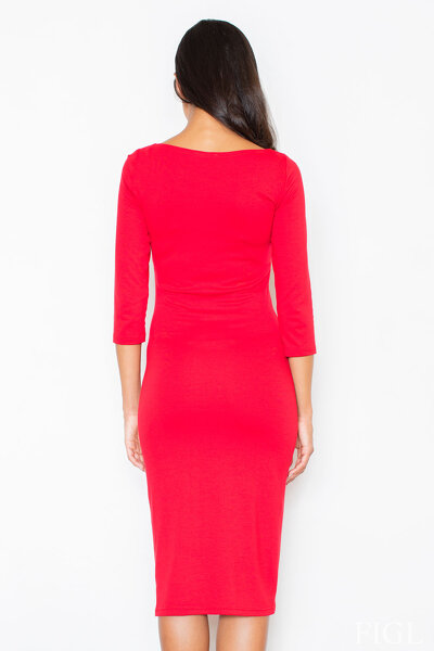 Dopasowana sukienka za kolano w czerwonym kolorze