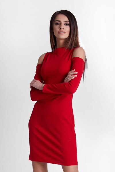 Dopasowana czerwona sukienka z niewysoką stójką