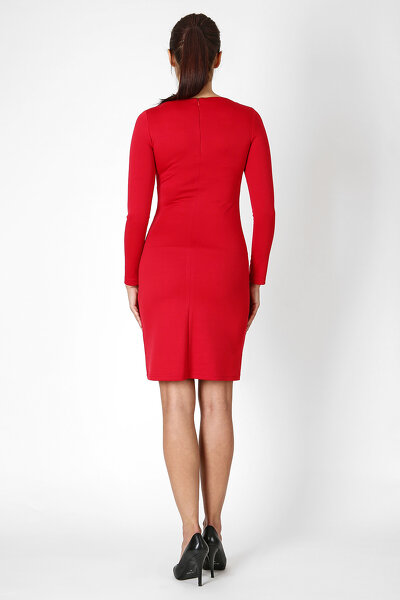 Czerwona sukienka z ozdobną kryzą przy dekolcie