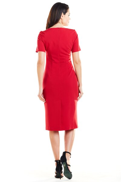 Dopasowana czerwona sukienka z rozcięciem z tyłu