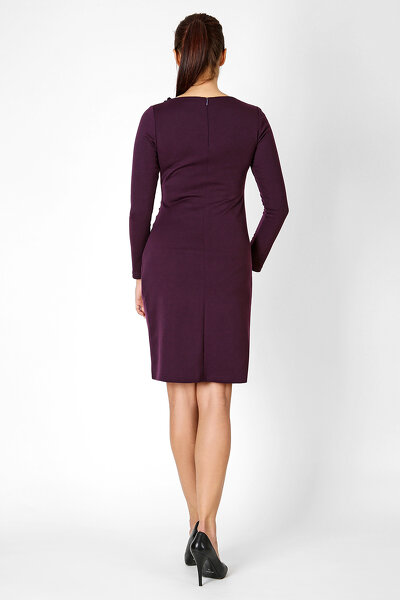 Fioletowa sukienka z ozdobną kryzą przy dekolcie