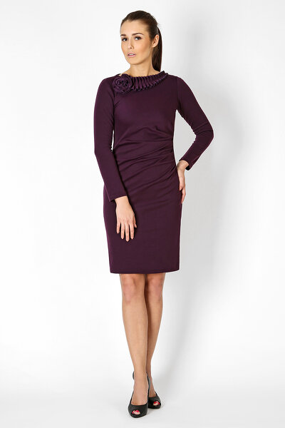 Fioletowa sukienka z ozdobną kryzą przy dekolcie