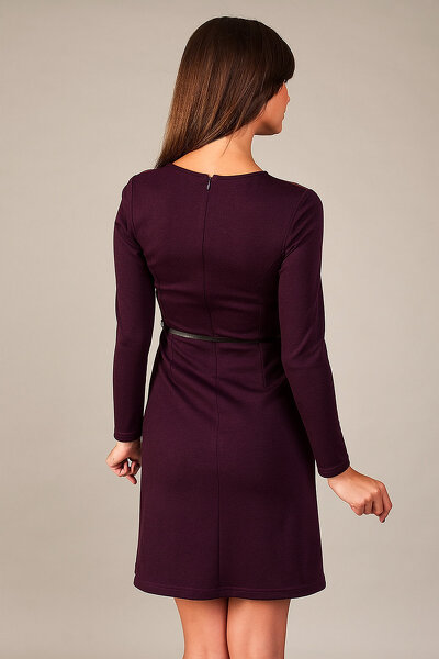 Fioletowa dopasowana sukienka z ozdobnym dekoltem