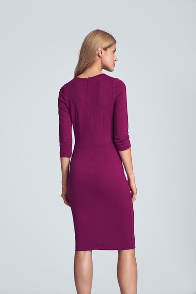 Dopasowana fuksjowy sukienka  z kopertowym dekoltem