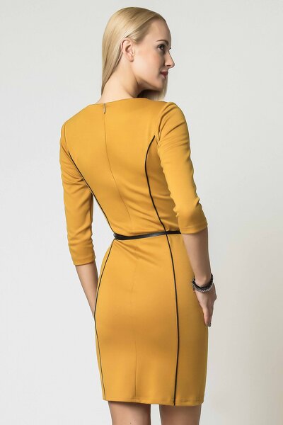 Miodowa ołówkowa sukienka z ozdobną lamówką