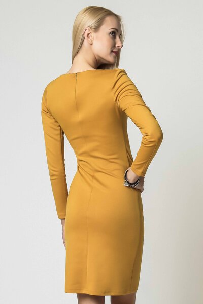 Miodowa sukienka z ozdobną kryzą przy dekolcie