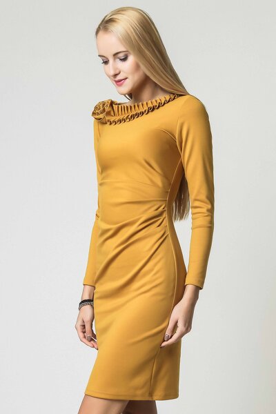 Miodowa sukienka z ozdobną kryzą przy dekolcie