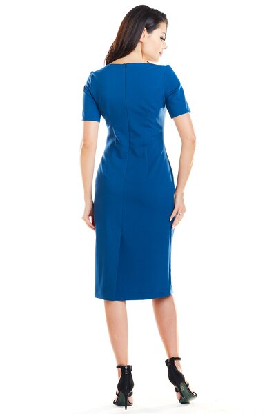 Dopasowana niebieska sukienka z rozcięciem z tyłu