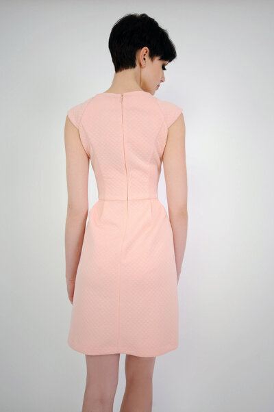 Pudrowa sukienka mini z krótkim rękawem