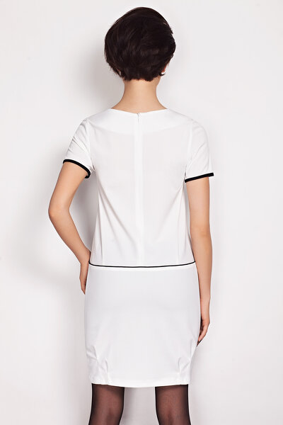 Biała sukienka z czarnymi wstawkami