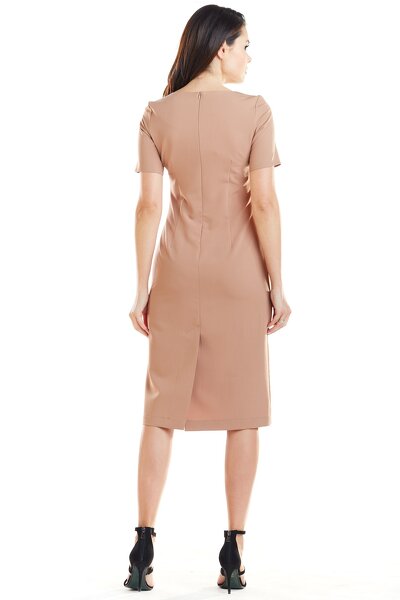 Dopasowana sukienka w karmelowym kolorze