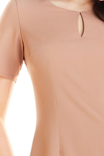 Dopasowana sukienka w karmelowym kolorze
