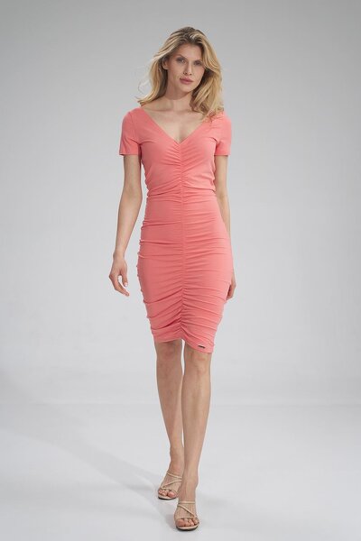 Dopasowana sukienka w kolorze koral z wszytą gumką marszczącą materiał