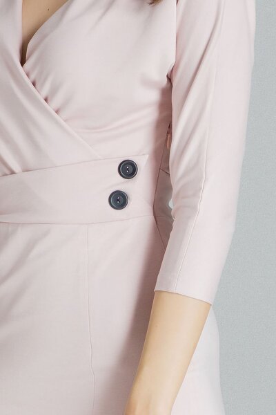 Dopasowana sukienka w kolorze pudrowego różu