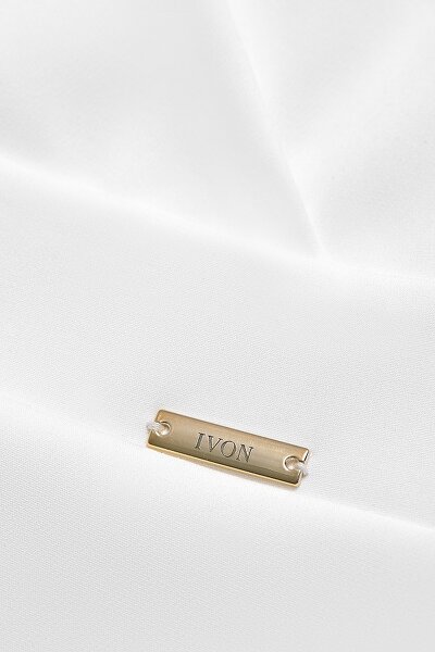 Dopasowana sukienka w kolorze śmietanki z głębokim dekoltem