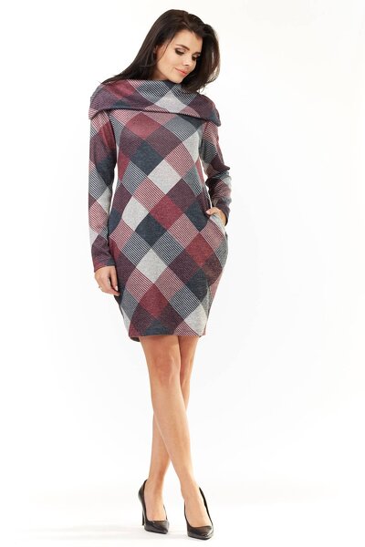 Dopasowana sukienka w romby o długości midi