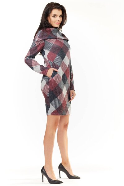 Dopasowana sukienka w romby o długości midi