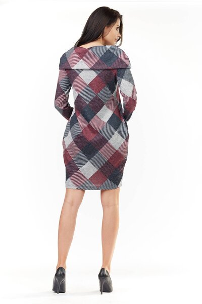 Dopasowana sukienka w romby o długości midi