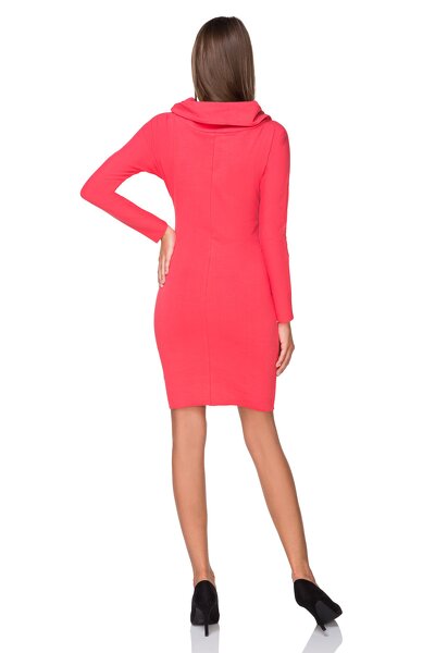Koralowa sukienka z kominem