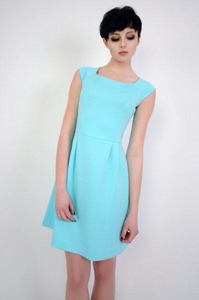 Turkusowa sukienka mini z krótkim rękawem