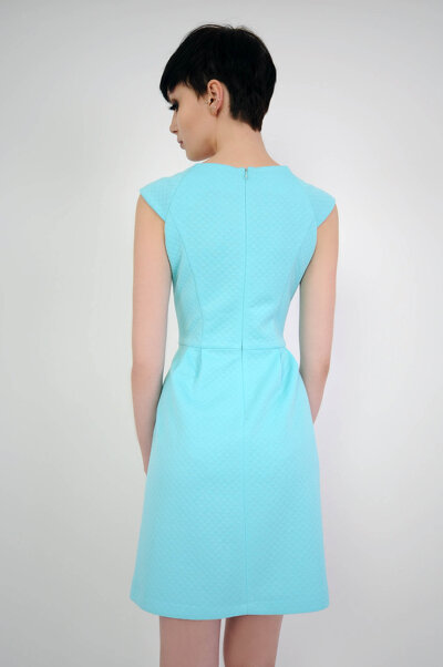 Turkusowa sukienka mini z krótkim rękawem