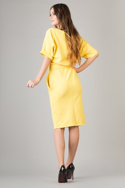 Sukienka z luźną górą i paskiem w żółtym kolorze