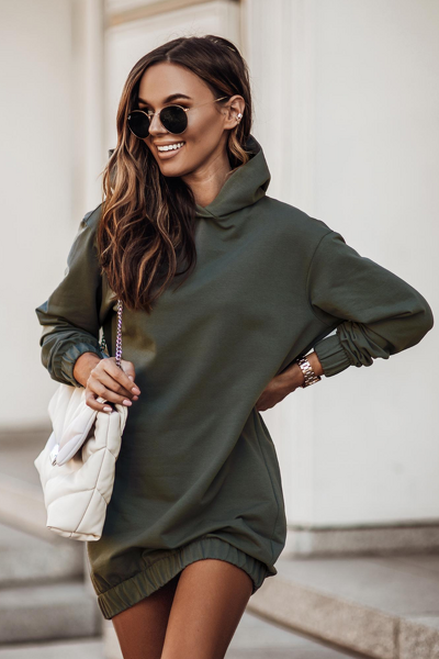 Dresowa sukienka w kolorze khaki uszyta z elastycznej dzianiny