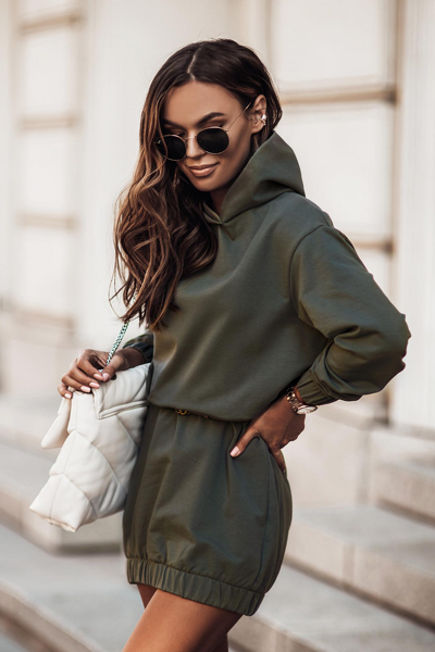 Dresowa sukienka w kolorze khaki uszyta z elastycznej dzianiny