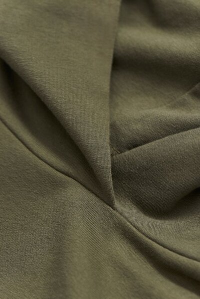 Dresowa sukienka w kolorze khaki uszyta z elastycznej dzianiny