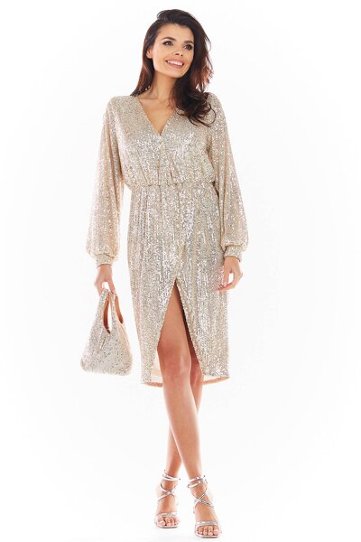 Dzianinowa beżowa sukienka z cekinami o kopertowym fasonie